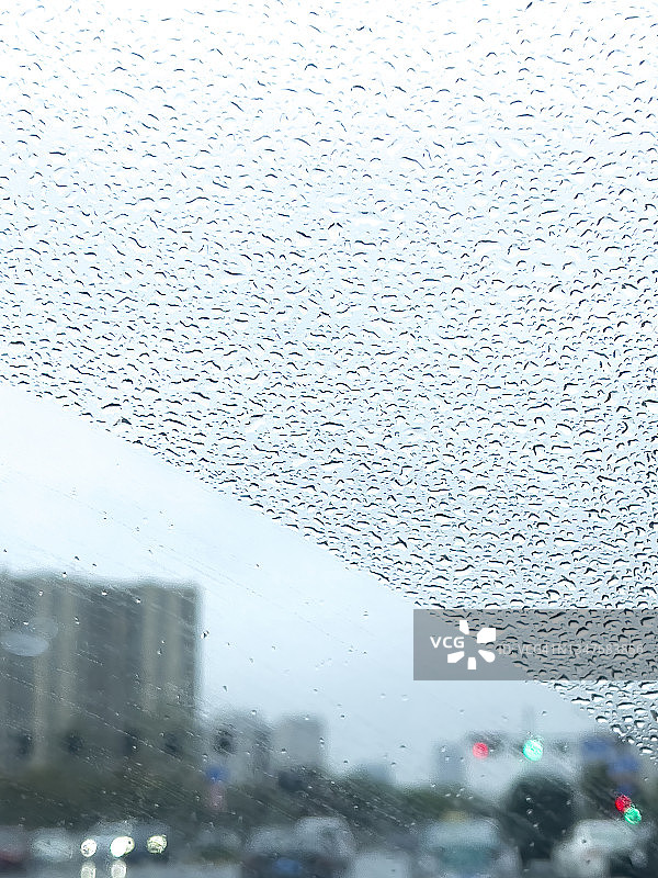 滴水窗外的街景图片素材