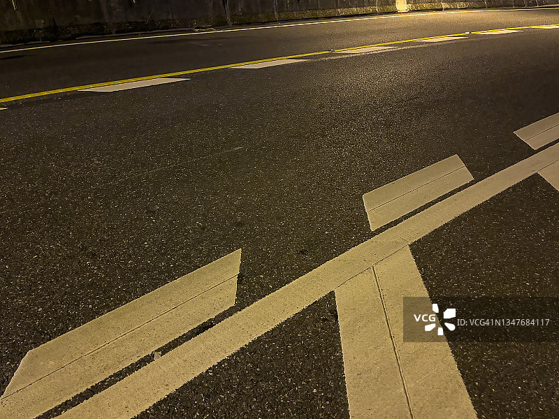 夜间道路上的箭头标志图片素材