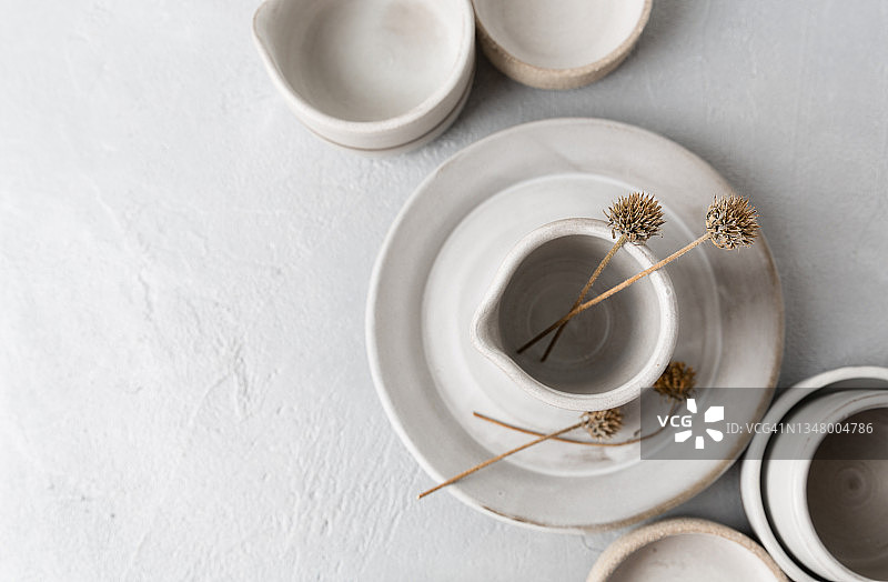 一套陶瓷餐具。空的工艺陶瓷盘子，碗和杯子。图片素材