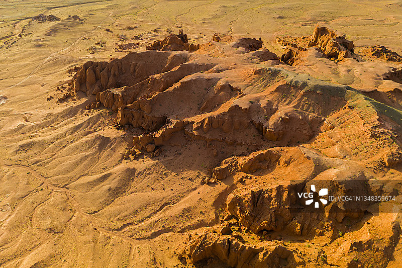 蒙古，戈壁沙漠，巴彦扎格山谷，火焰崖。鸟瞰图图片素材
