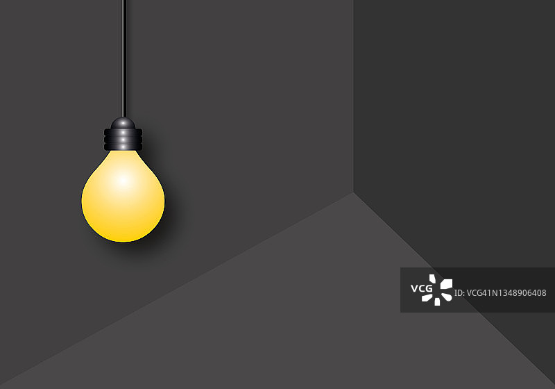 黄色灯泡在黑暗的房间背景上。想法，灵感，商业金融的概念。图片素材
