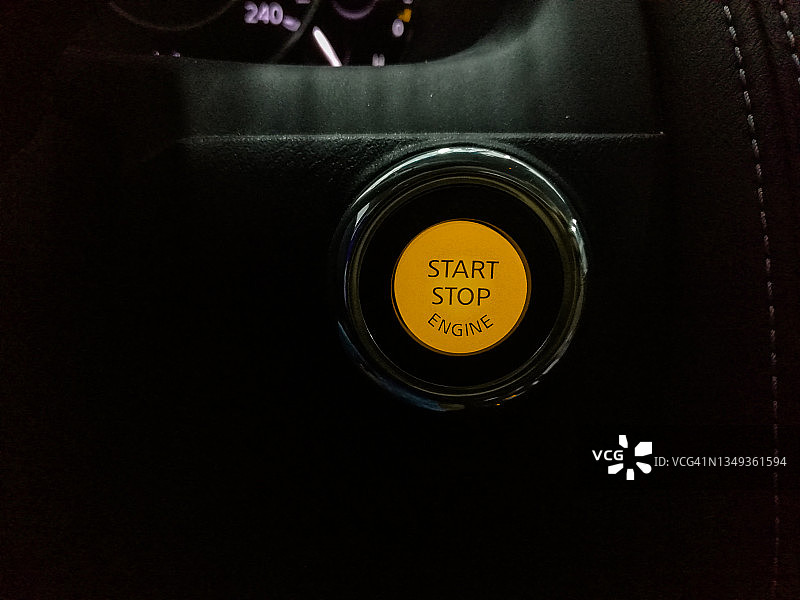 一辆异国情调的汽车的启动和启动发光黄色按钮图片素材