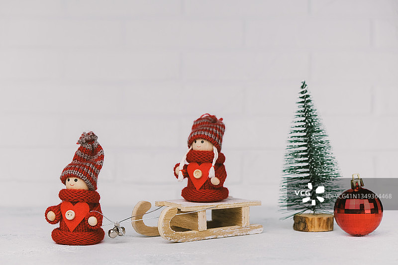 带着雪橇、圣诞树和球的圣诞侏儒。图片素材