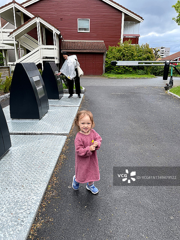挪威奥斯陆街头的一个小孩图片素材