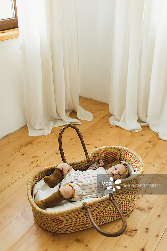 为新生儿准备的柳条稻草摇篮。图片素材