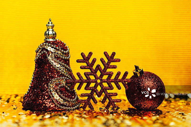 玩具和金色背景上的雪花。图片素材