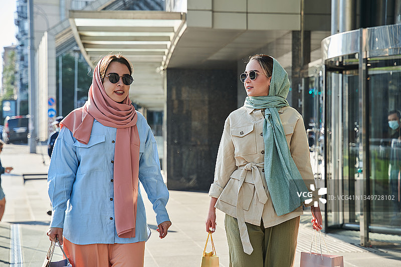 两个戴着头巾和太阳镜的穆斯林死在城市中穿行图片素材