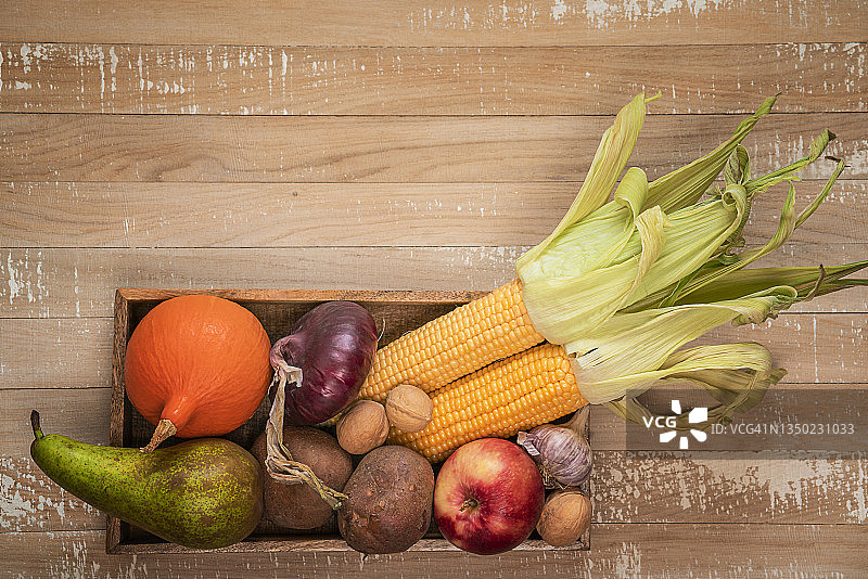 有机蔬菜和水果在盒子的顶部视图背景图片素材