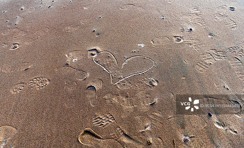 沙滩上有人类的脚印图片素材