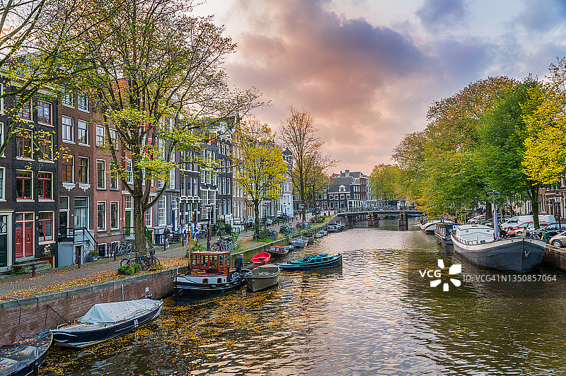 荷兰阿姆斯特丹老城日落时的彩云图片素材