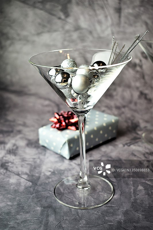 有圣诞装饰的香槟杯图片素材