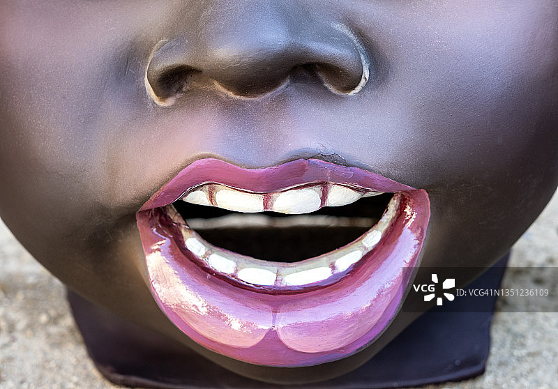 非洲民族纸板娃娃的嘴、鼻子和嘴唇。图片素材