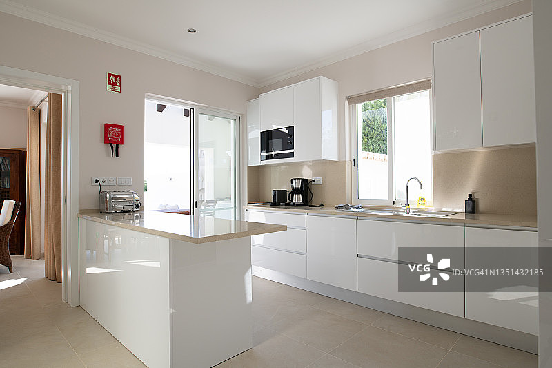 全新的现代厨房，白色橱柜图片素材