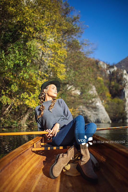 女人在独木舟上享受完美的一天图片素材