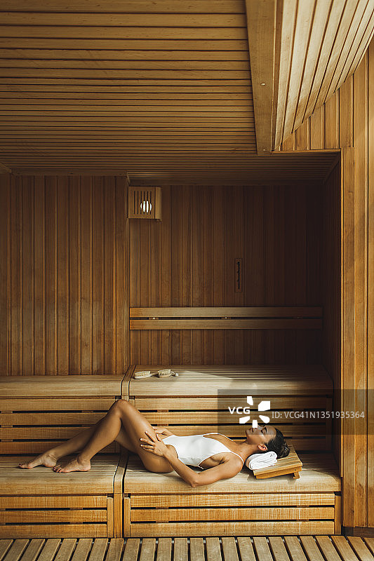 年轻美丽苗条的女人在温泉放松。图片素材