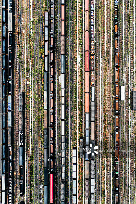 货运列车和火车站的鸟瞰图图片素材