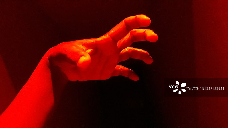 红色和黑色背景下不同的手势。图片素材