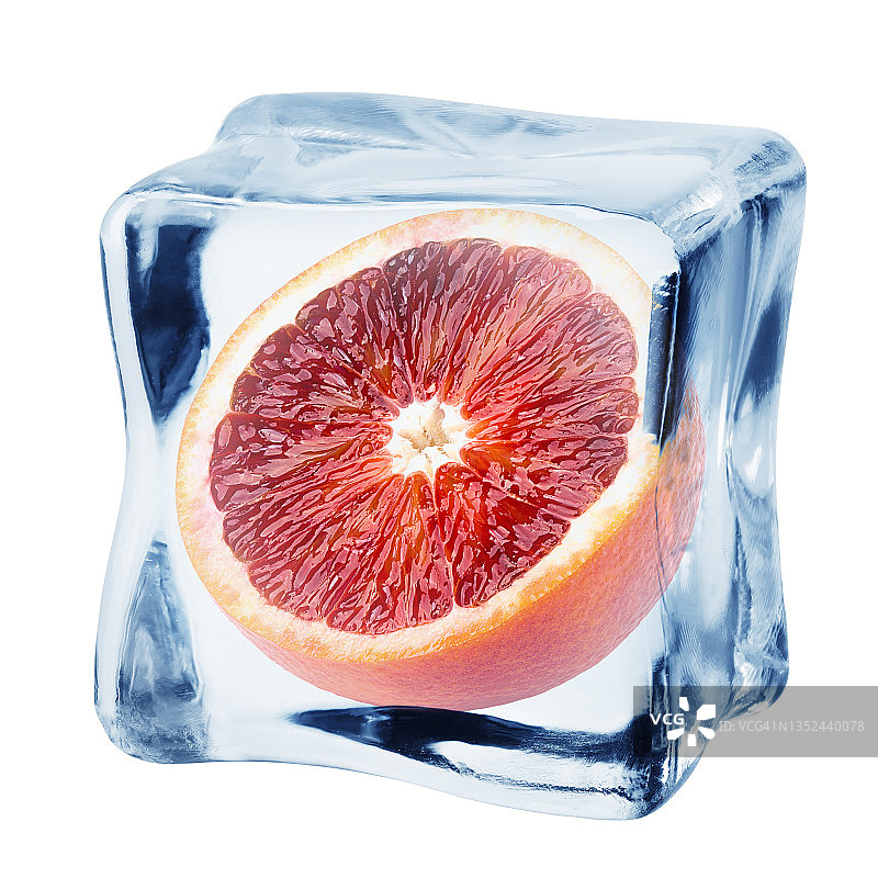 红血橙在冰立方，孤立在白色背景，剪辑路径，全景深图片素材