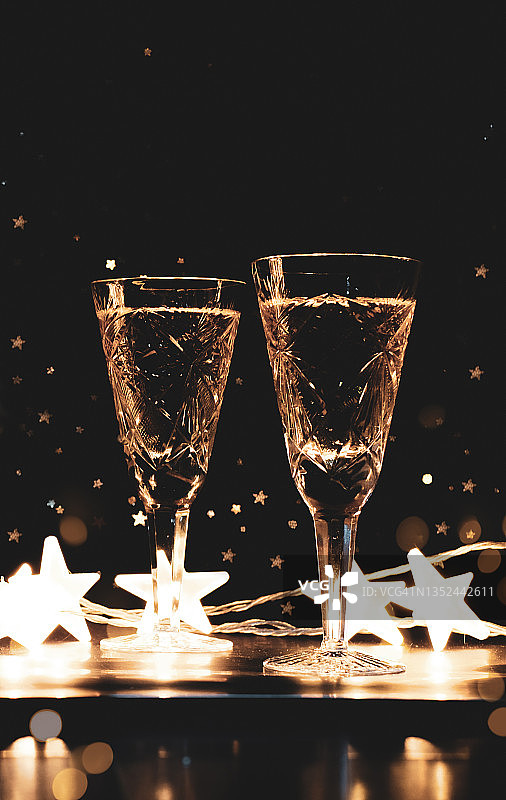 两杯香槟新年背景在复古风格，垂直照片图片素材
