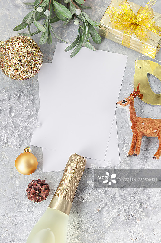 2022年新年愿望的空白卡片和灰色背景的圣诞饰品。圣诞节和新年的概念。图片素材