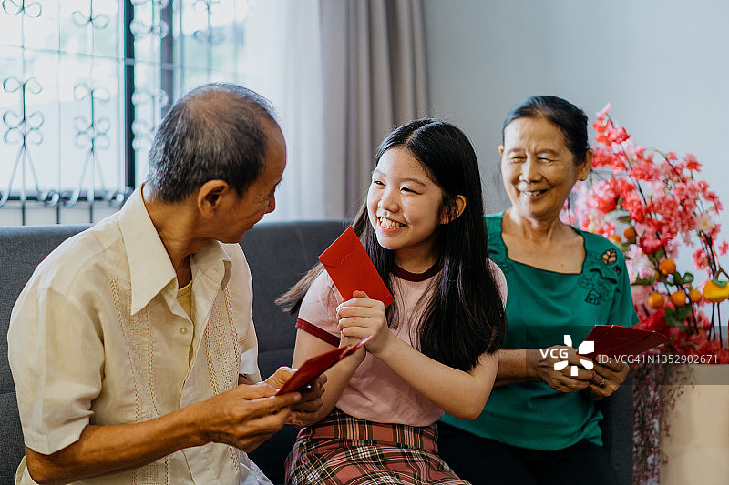 十几岁的女孩和她的祖父母庆祝中国新年图片素材