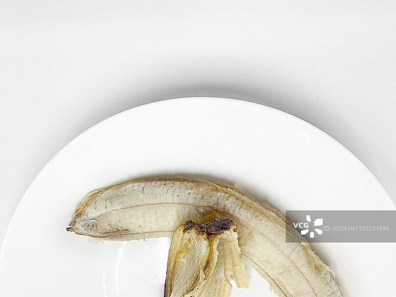 白色盘子里有金色的香蕉图片素材