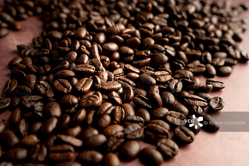 新鲜烘焙咖啡豆在一堆在一个乡村的背景图片素材