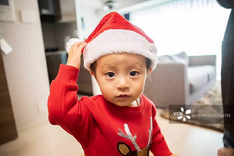 一个戴圣诞帽的小男孩图片素材