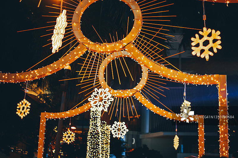 圣诞树上的圣诞装饰彩灯特写镜头图片素材