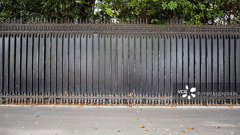 黑色金属网格空人行道和树木在巴黎图片素材