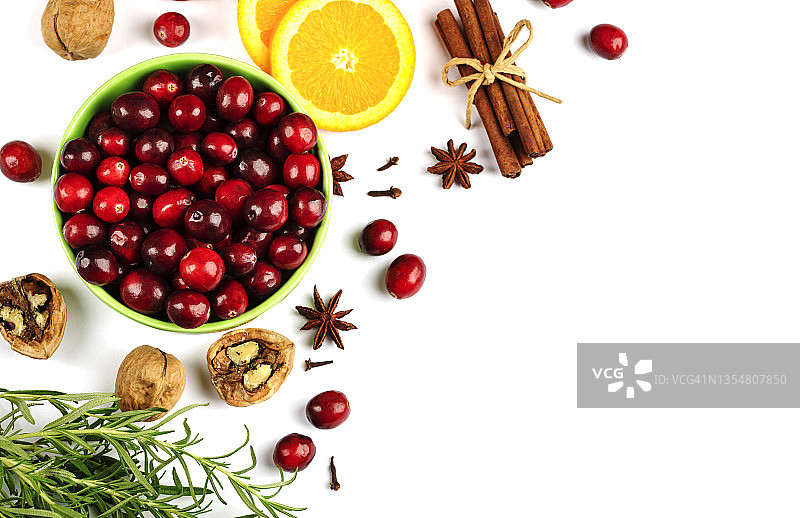 圣诞烘焙和季节性饮料的原料。小红莓，橘子，肉桂和香料图片素材