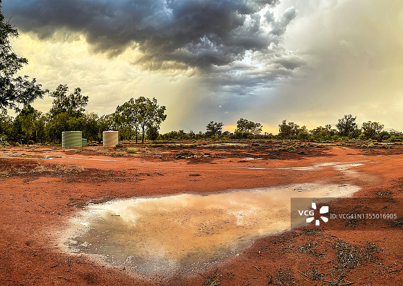 内陆雨，风暴云，泥坑，红色的农场澳大利亚图片素材