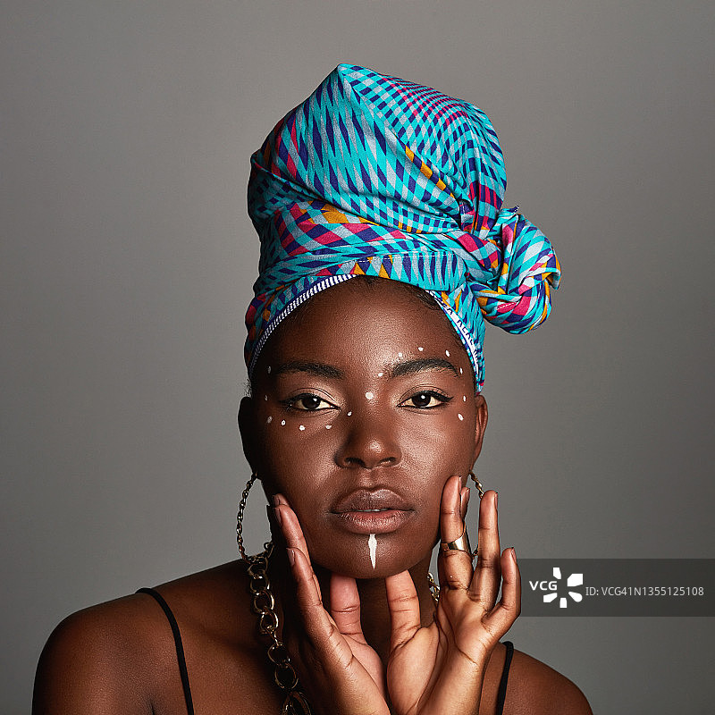 摄影棚拍摄了一个穿着传统非洲服装的美丽年轻女子图片素材