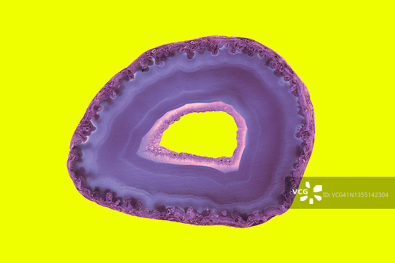 天然半透明玛瑙表面，抽象结构薄片矿物晶体微珠。图片素材