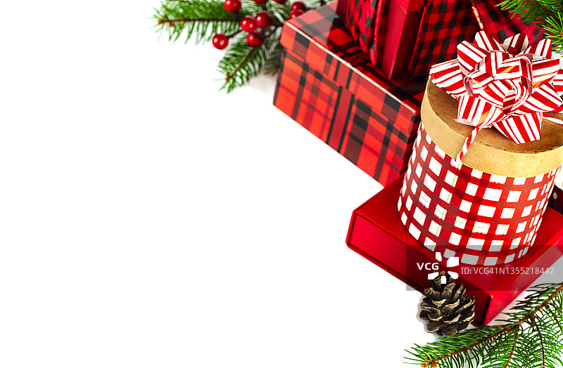 圣诞或新年礼品盒，冷杉枝和圣诞装饰品的白色背景图片素材