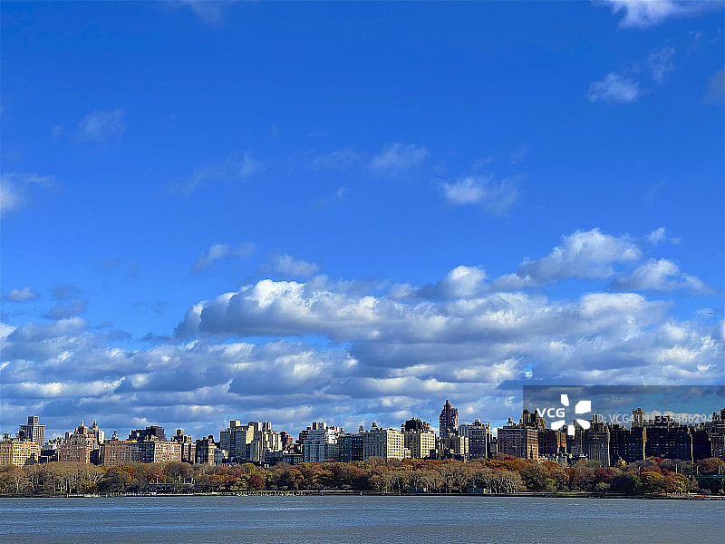 纽约，公寓楼、公园和哈德逊河上空大多是晴朗的天空图片素材