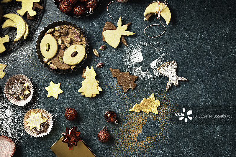 圣诞之家用可可粉和糖粉在绿色木板上做饼干图片素材