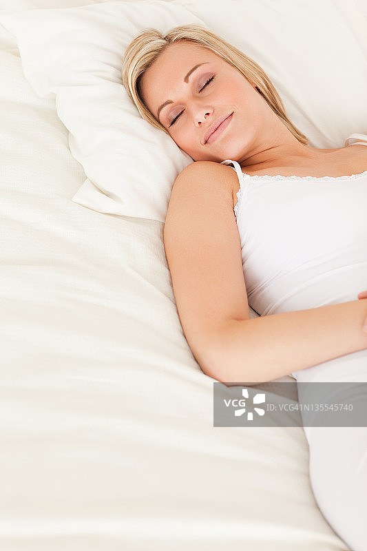 一个躺着的女人的肖像图片素材
