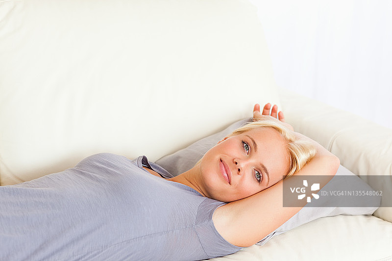 一个女人躺在沙发上的特写图片素材