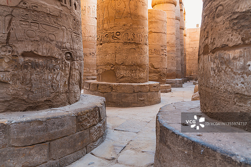 参观埃及卢克索的卡纳克神庙。柱式庭院图片素材