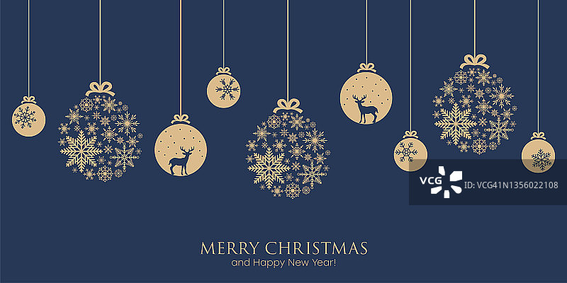 圣诞快乐横幅，挂着用雪花和鹿球做成的圣诞小玩意。背景与不同的悬挂圣诞和新年装饰。向量图片素材