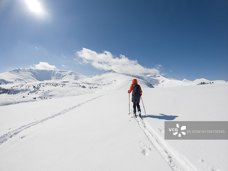 一名女游客在罗马尼亚罗德尼山脉的雪山上滑雪图片素材