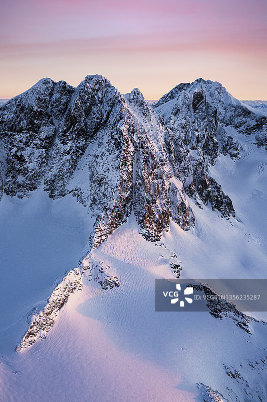 意大利，雪山上的粉红日出图片素材