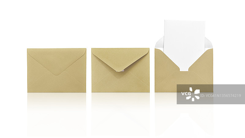 三个白色背景的手工信封，一个打开，里面有一张纸条。图片素材