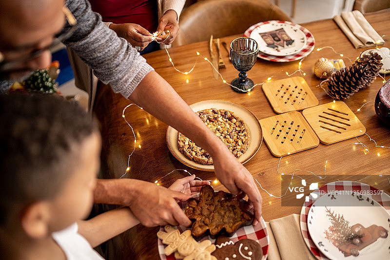 家人在家里准备圣诞午餐或晚餐图片素材
