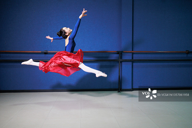 亚洲女子芭蕾舞在工作室。图片素材