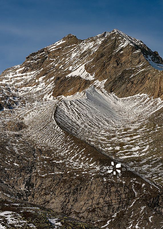 美丽的冬季景观与奥地利的雪山峰图片素材