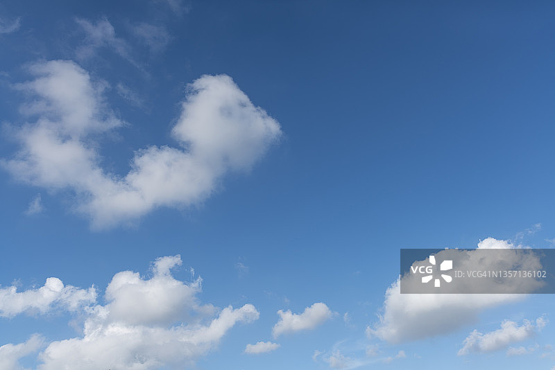 蓝色的天空映衬着白色的云朵图片素材