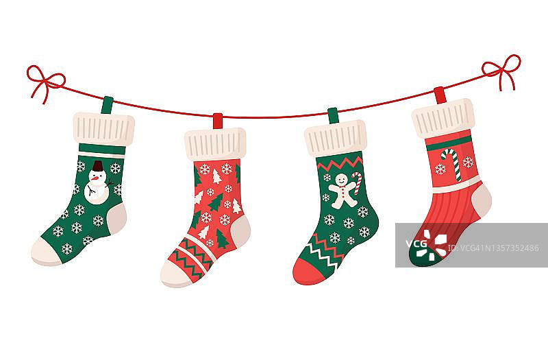 圣诞袜有各种传统的彩色节日装饰。图片素材