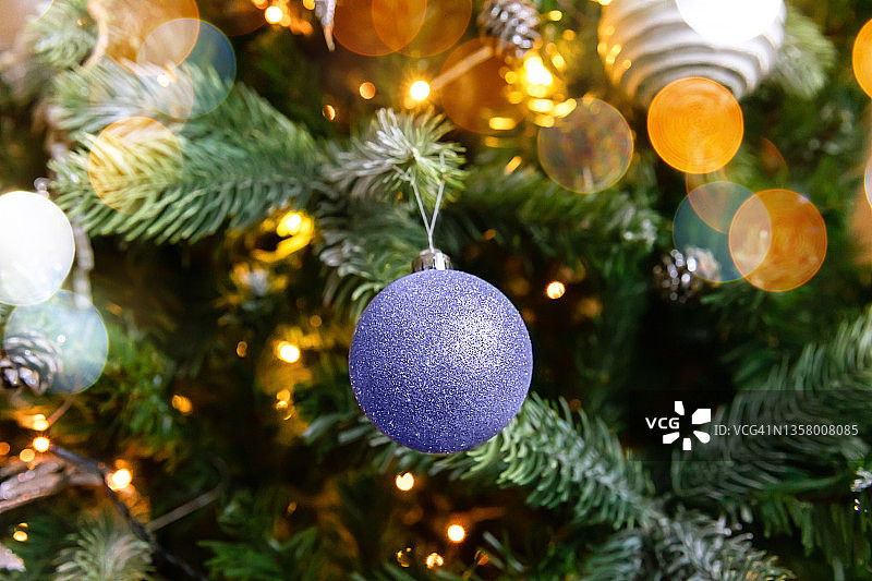 经典装饰圣诞树与装饰球在时尚的颜色在2022年非常佩里背景。灵感来自于颜色17-3938，年度色彩概念图片素材